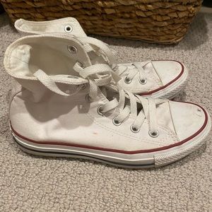 White high top converse size 6 in women’s and 4 in men’s